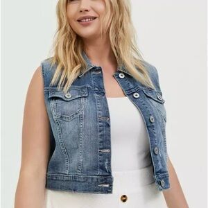 Chic Blue Denim Sleeveless Jacket
